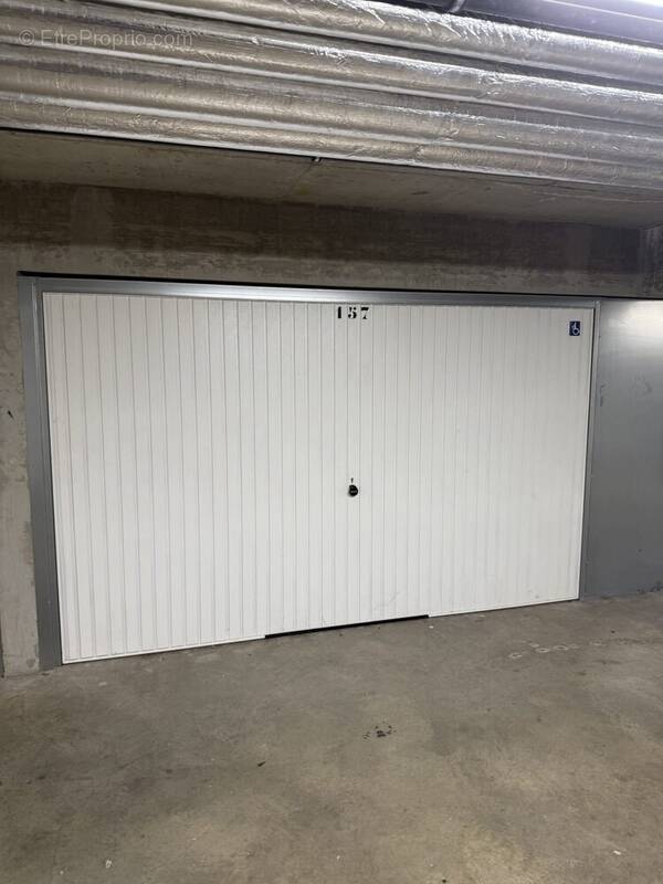 Parking à LYON-8E