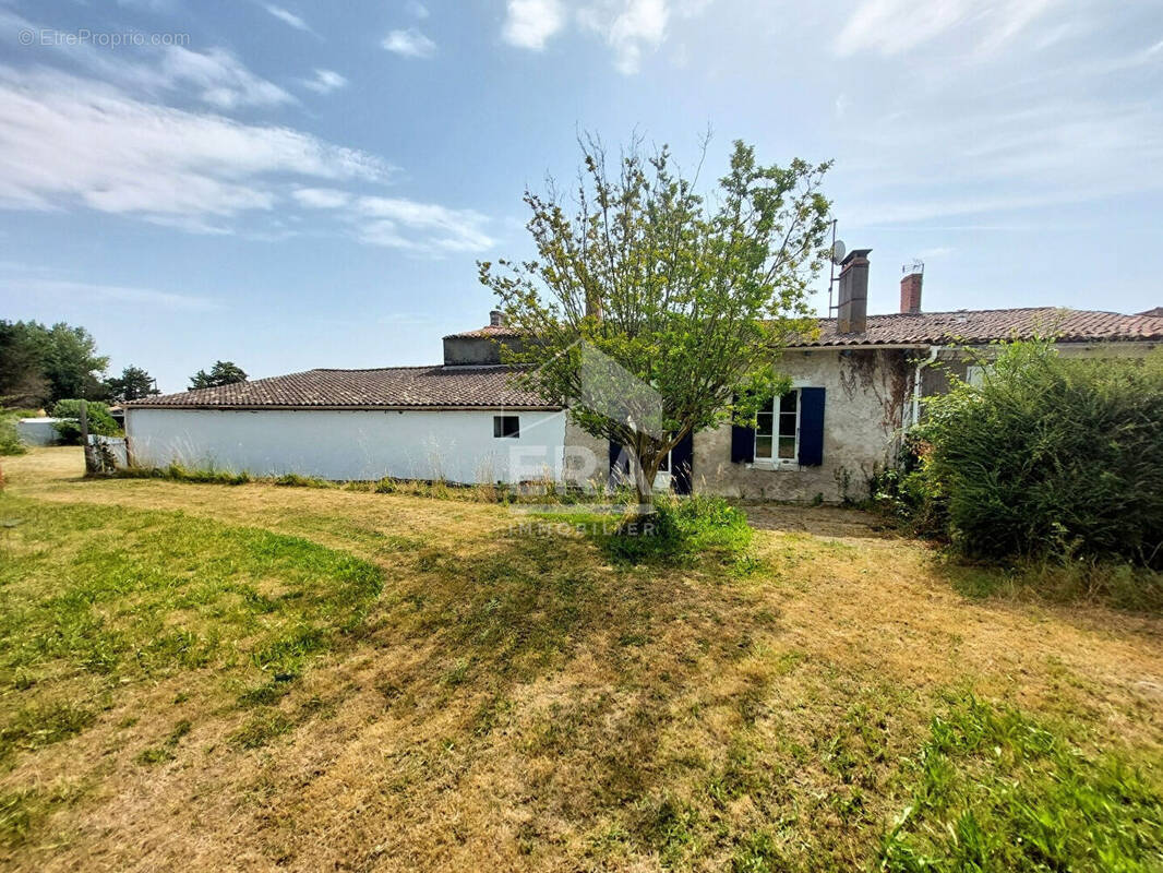 Maison à CHAILLEVETTE