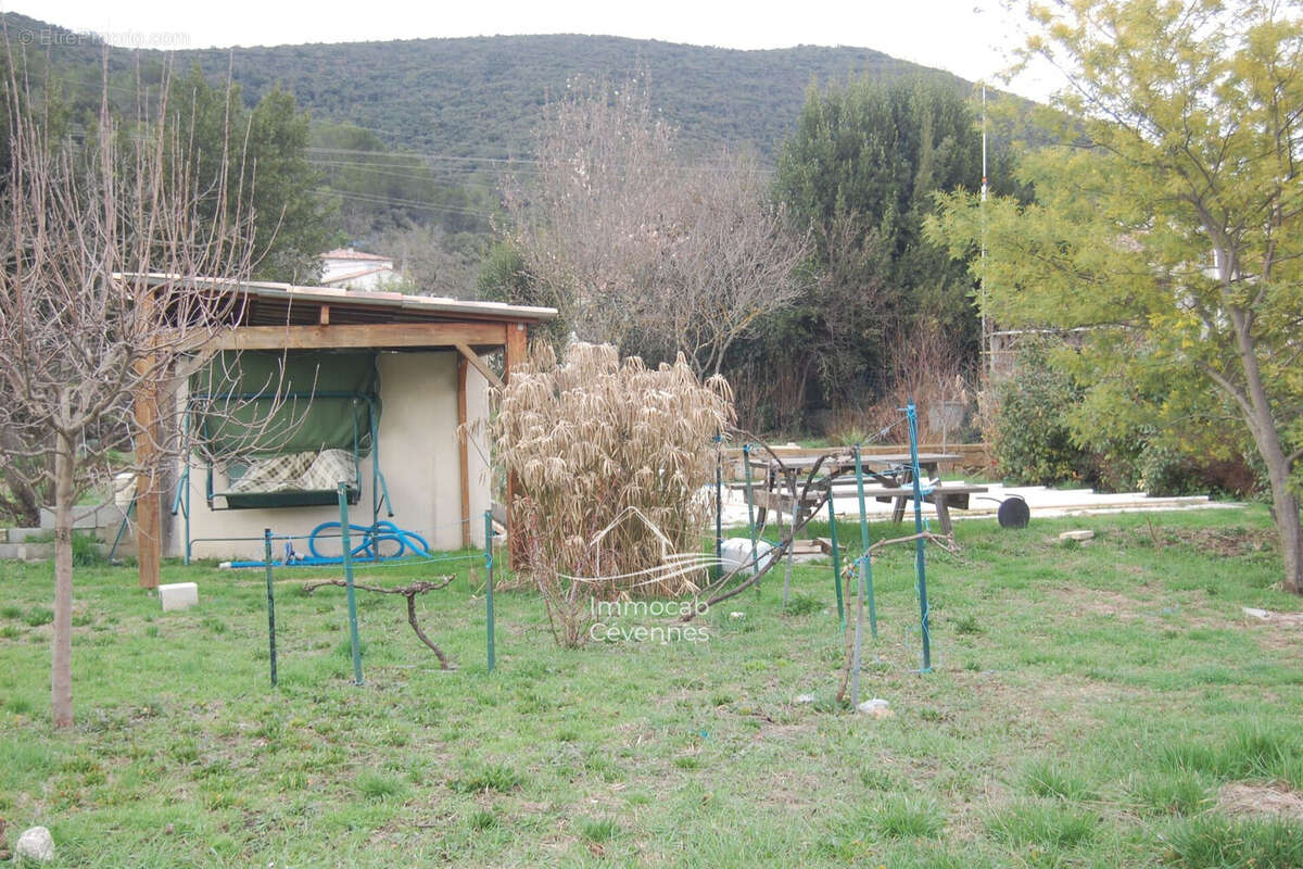 Terrain à LES MAGES