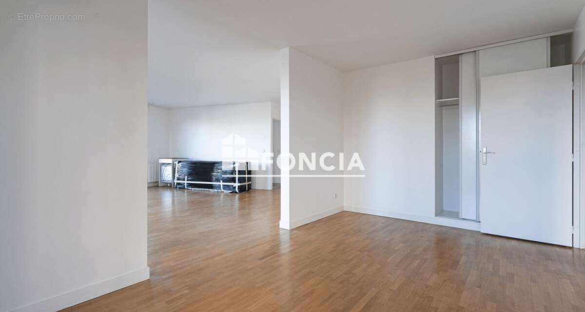 Appartement à COURBEVOIE
