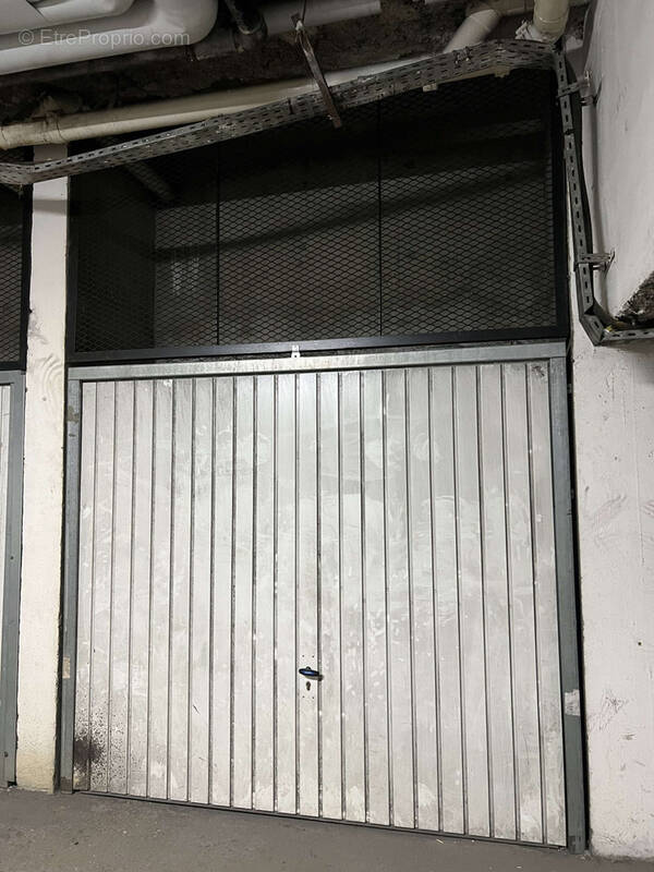Parking à PARIS-18E