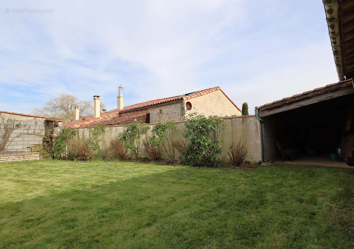 Maison à SAINT-MICHEL-LE-CLOUCQ