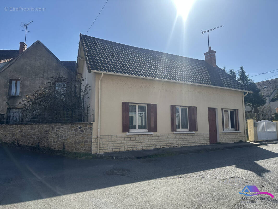 Façade maison  et  la dépendance  - Maison à CHATEAUMEILLANT