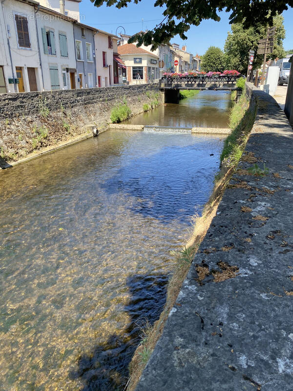 Commerce à MONTLUEL