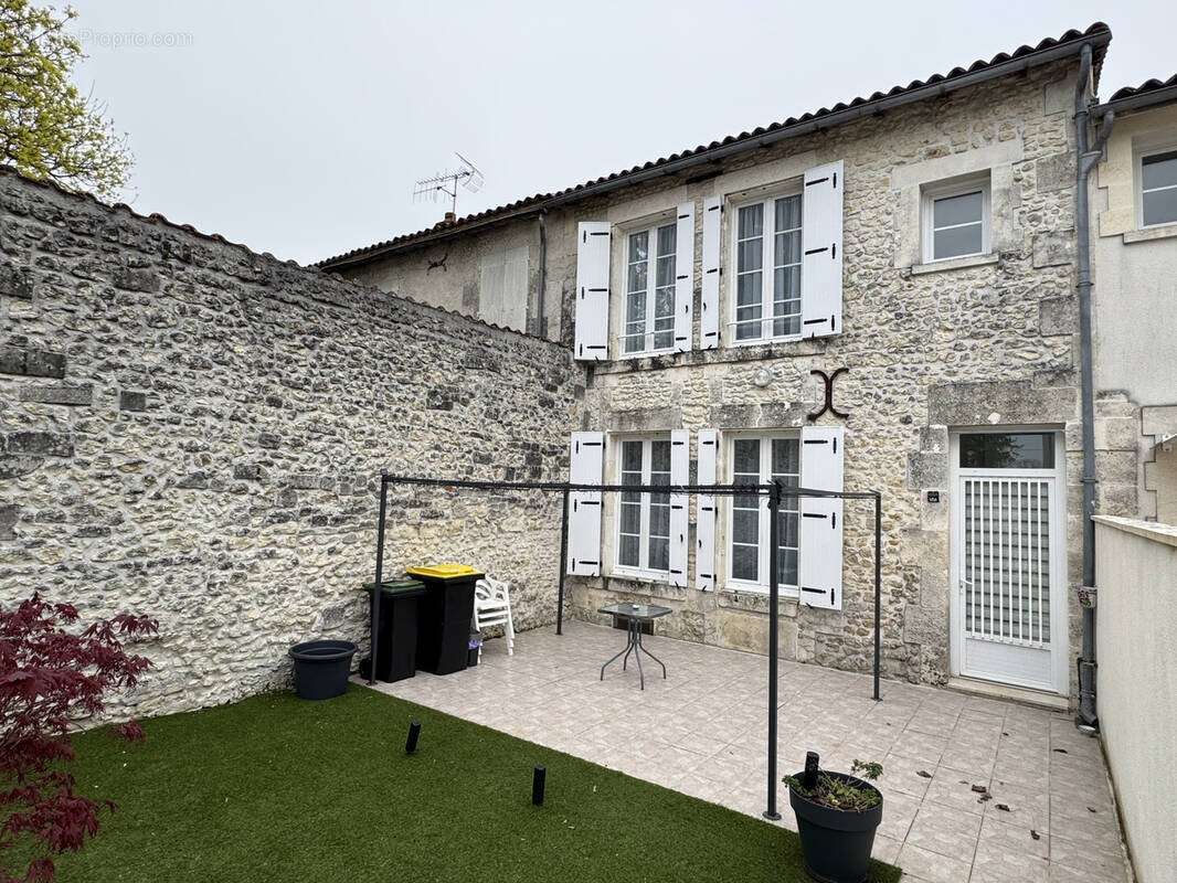 Maison à BARBEZIEUX-SAINT-HILAIRE