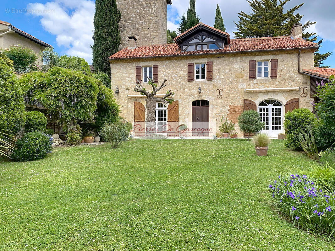 Maison à VIC-FEZENSAC