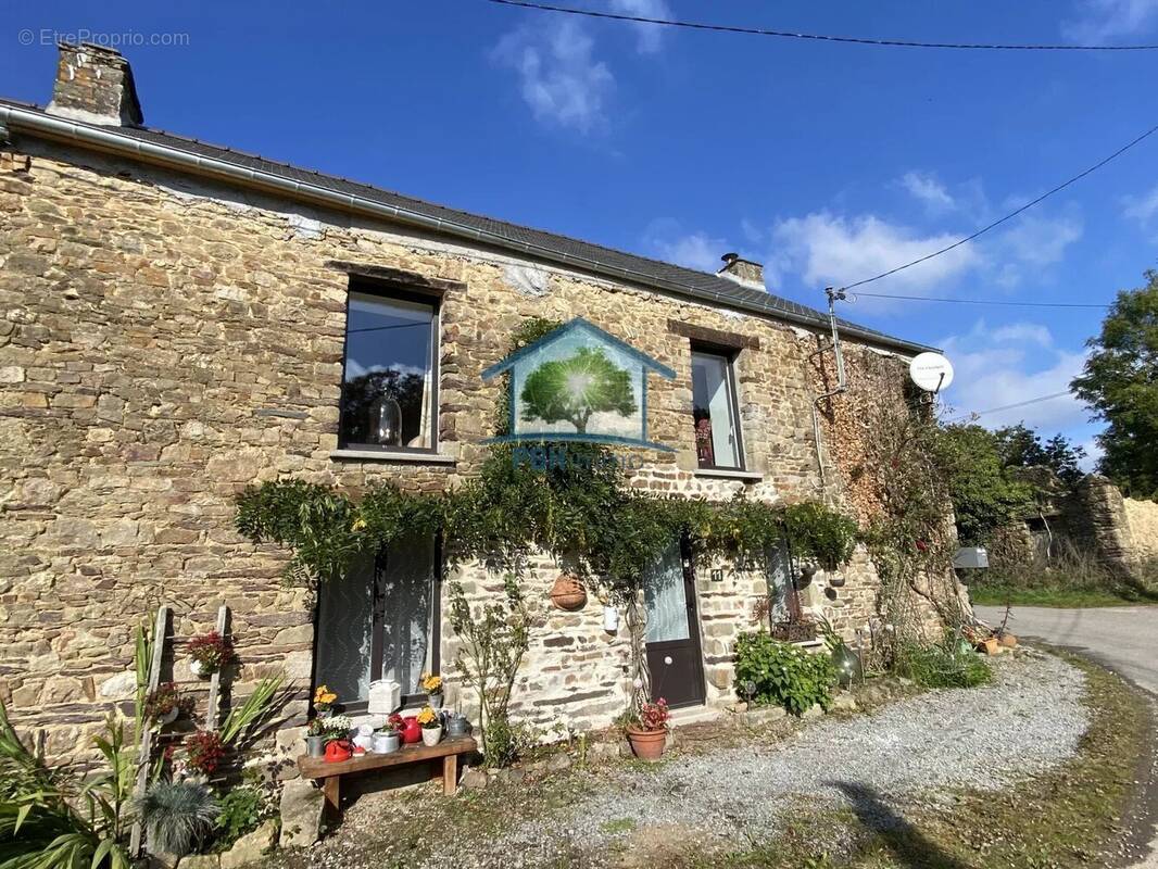 Maison à NEANT-SUR-YVEL