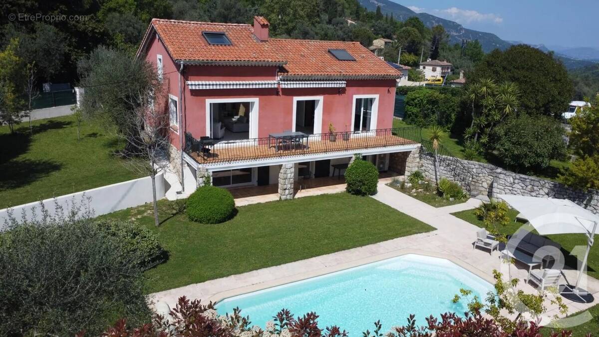 Maison à CHATEAUNEUF-GRASSE