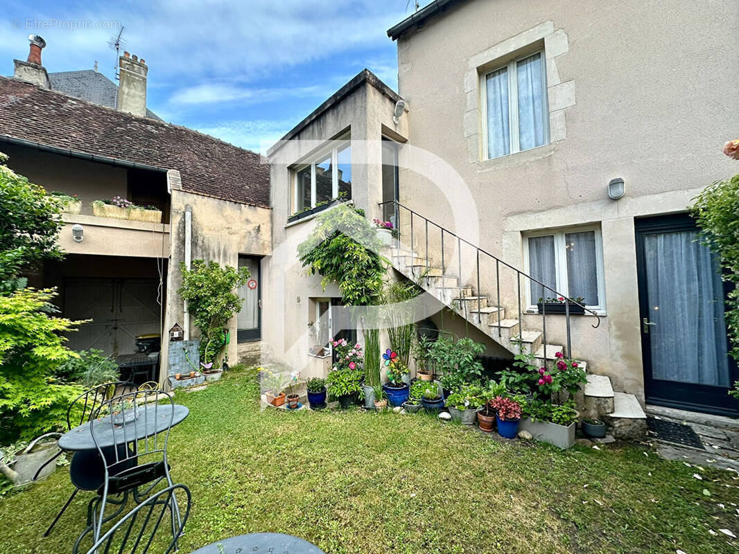 Maison à MEHUN-SUR-YEVRE