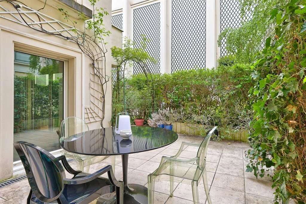 Appartement à PARIS-1E