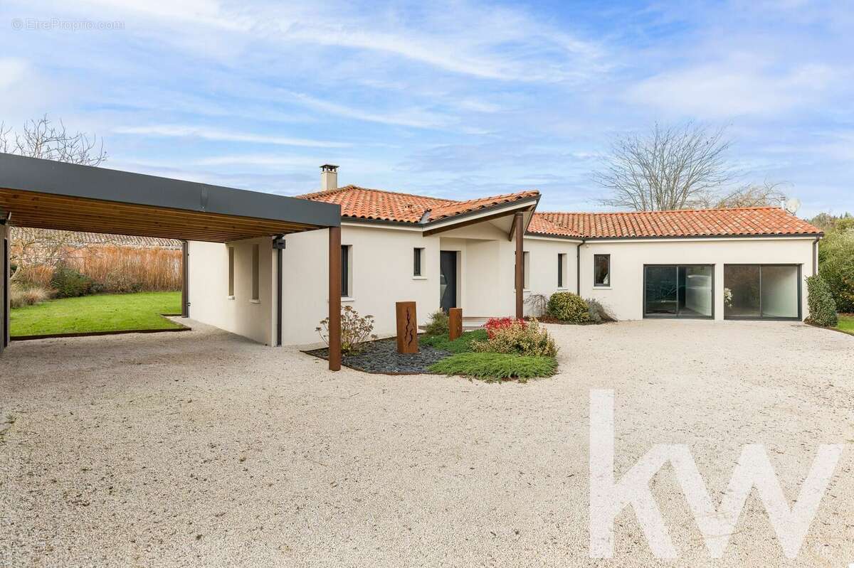 Maison à AYGUESVIVES