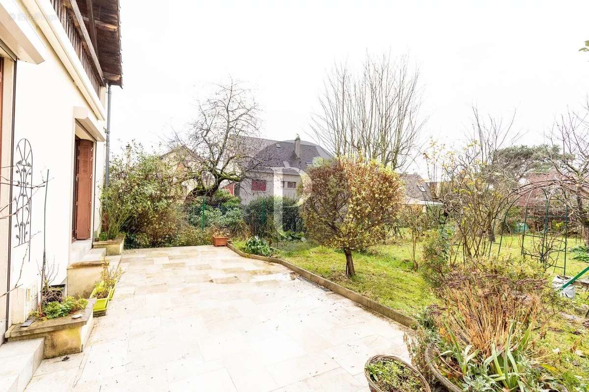 Maison à VERRIERES-LE-BUISSON