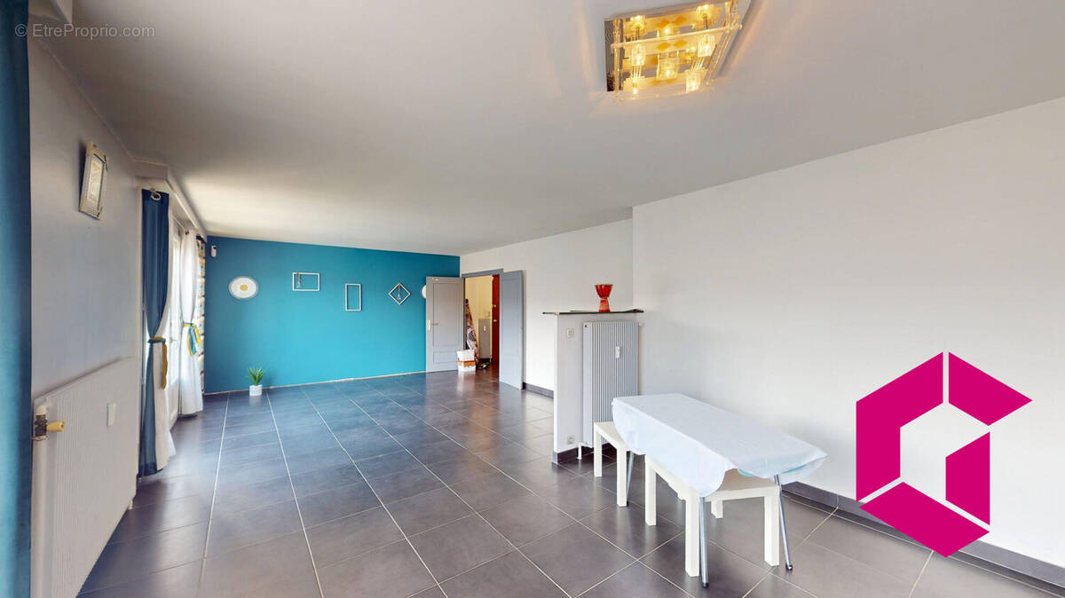 Appartement à LE CHAMBON-FEUGEROLLES