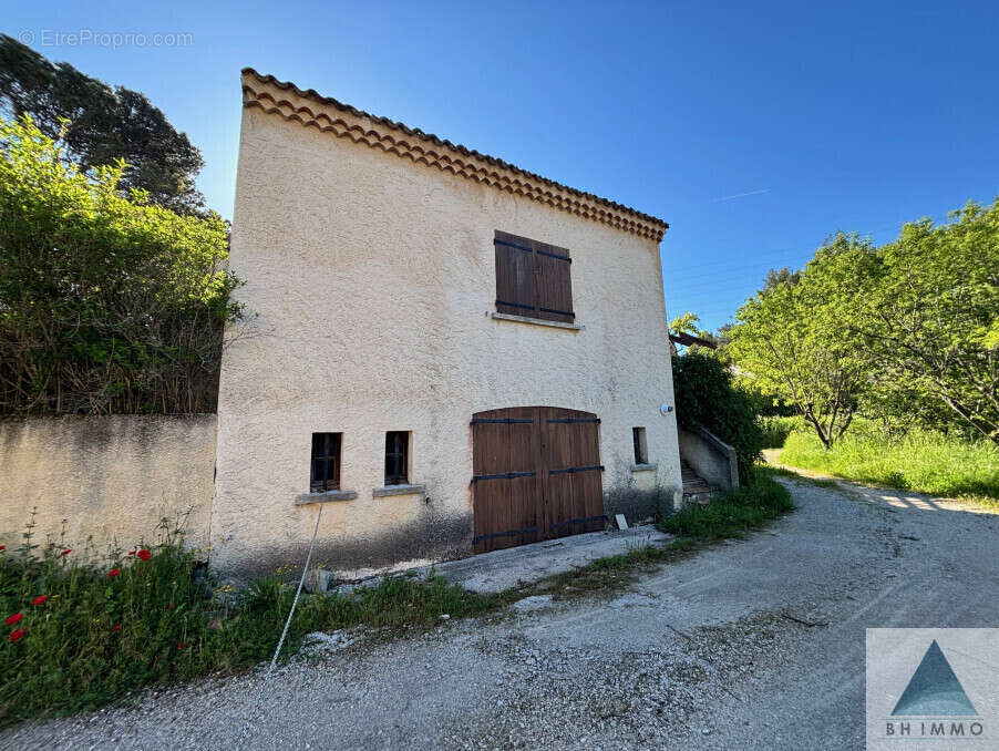Maison à SIMIANE-COLLONGUE