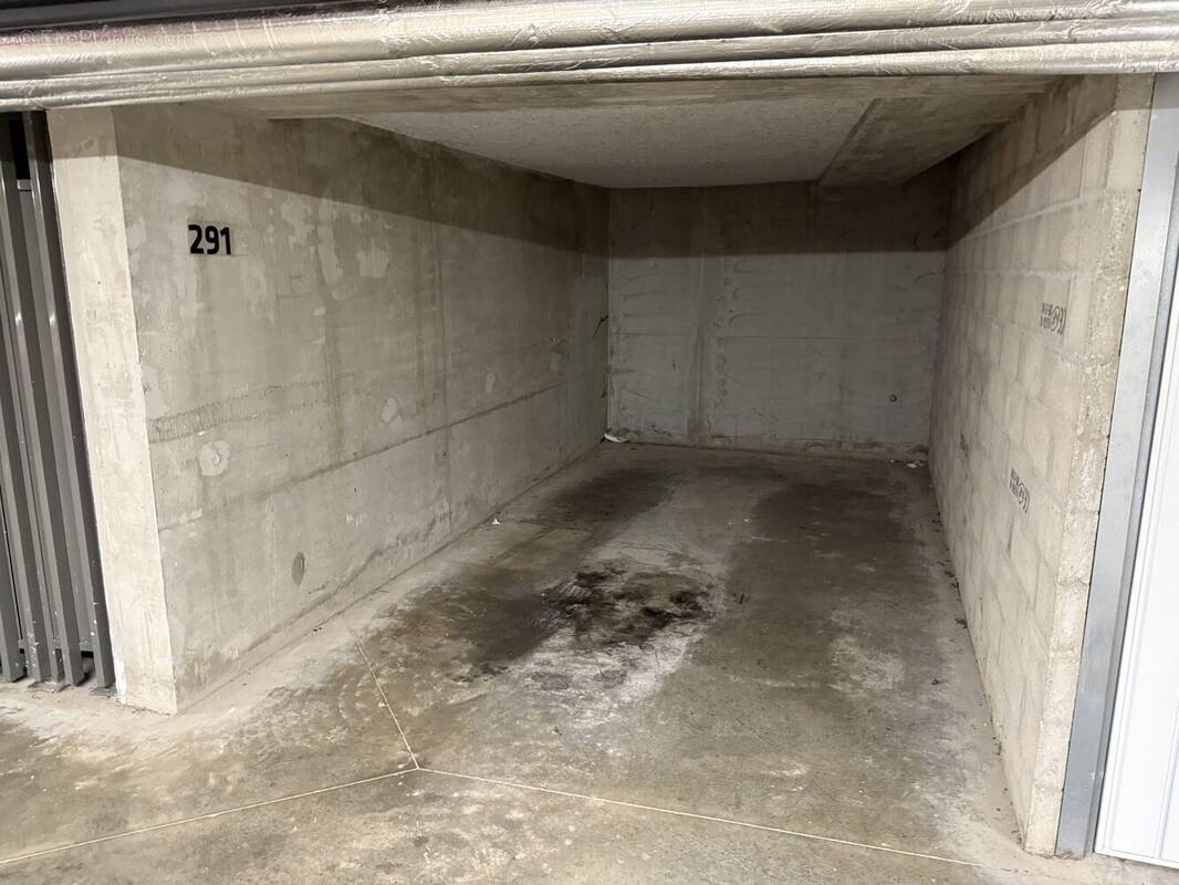 Parking à LYON-8E