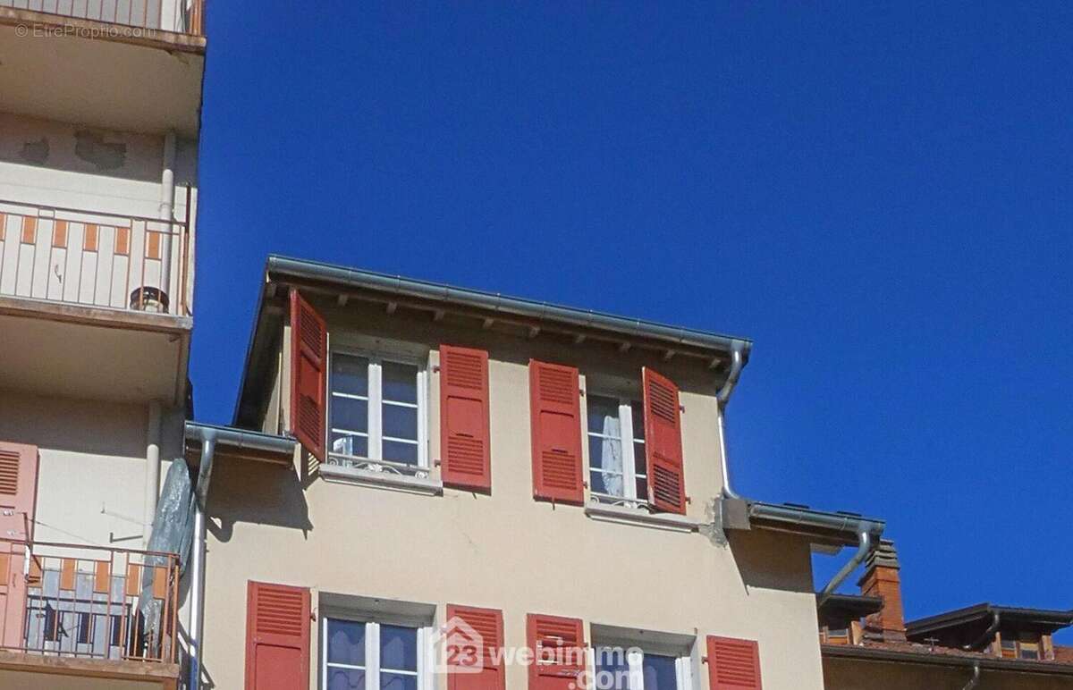 Au dernière étage, un T2 de 34 m² avec une pièce de vie, une chambre indépendante et une salle de bain. Cet ensemble représente une excellente opportunité d&#039;investissement. - Appartement à UGINE