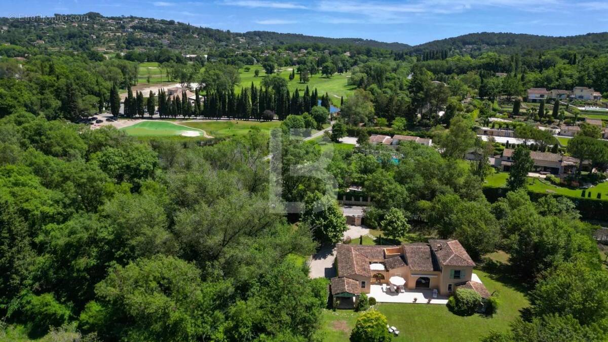 Maison à CHATEAUNEUF-GRASSE