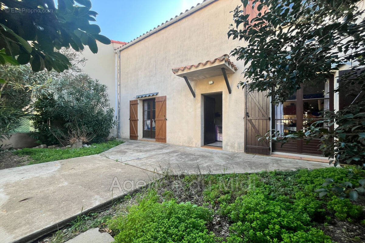 Maison à CAVES