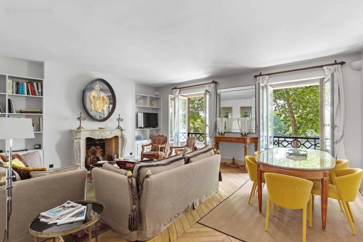 Appartement à PARIS-1E