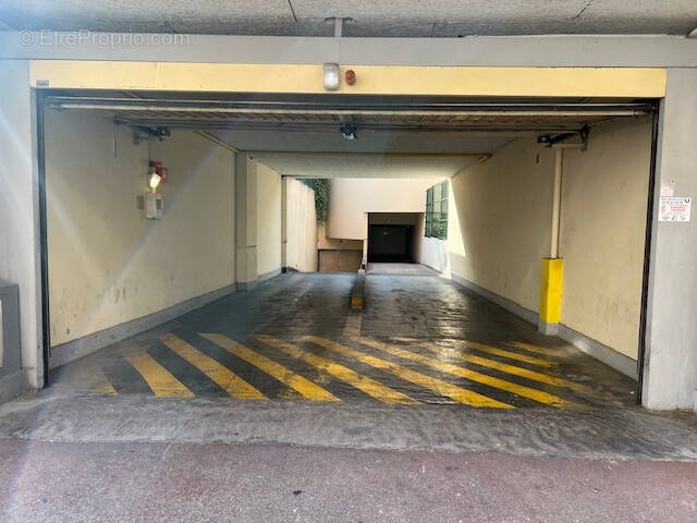 Parking à VALLAURIS