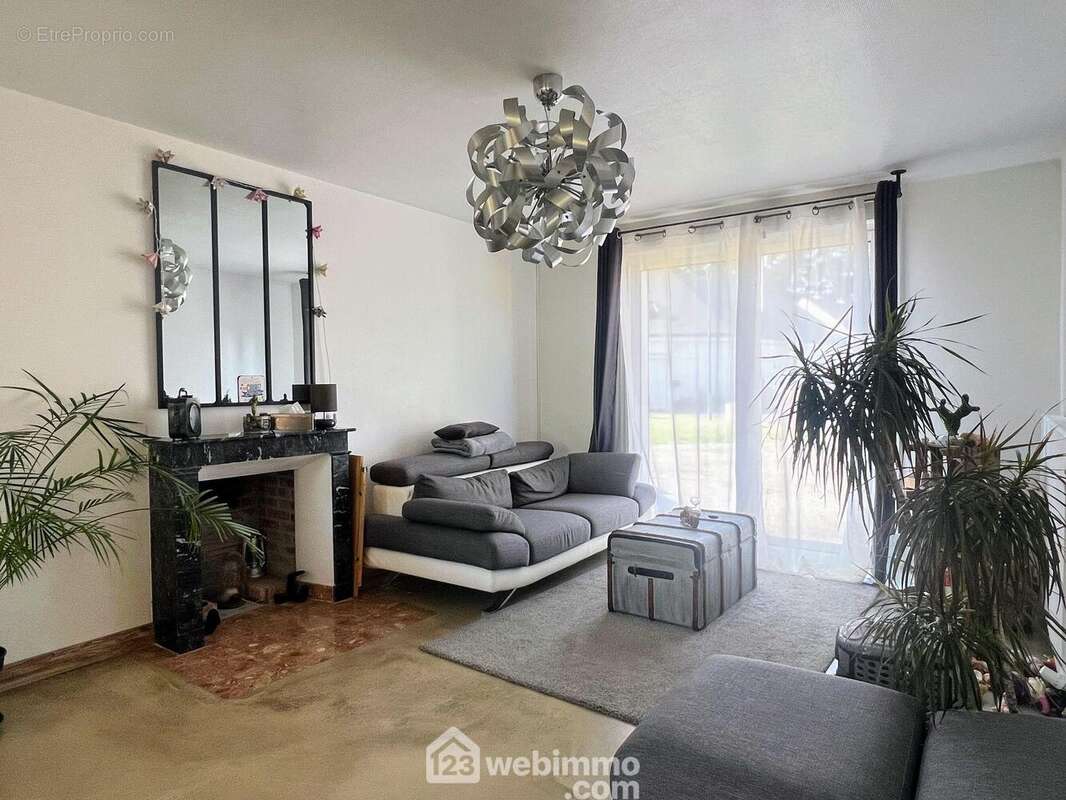 ... composé d&#039;un salon chaleureux équipé d&#039;une cheminée... - Maison à AVRILLE