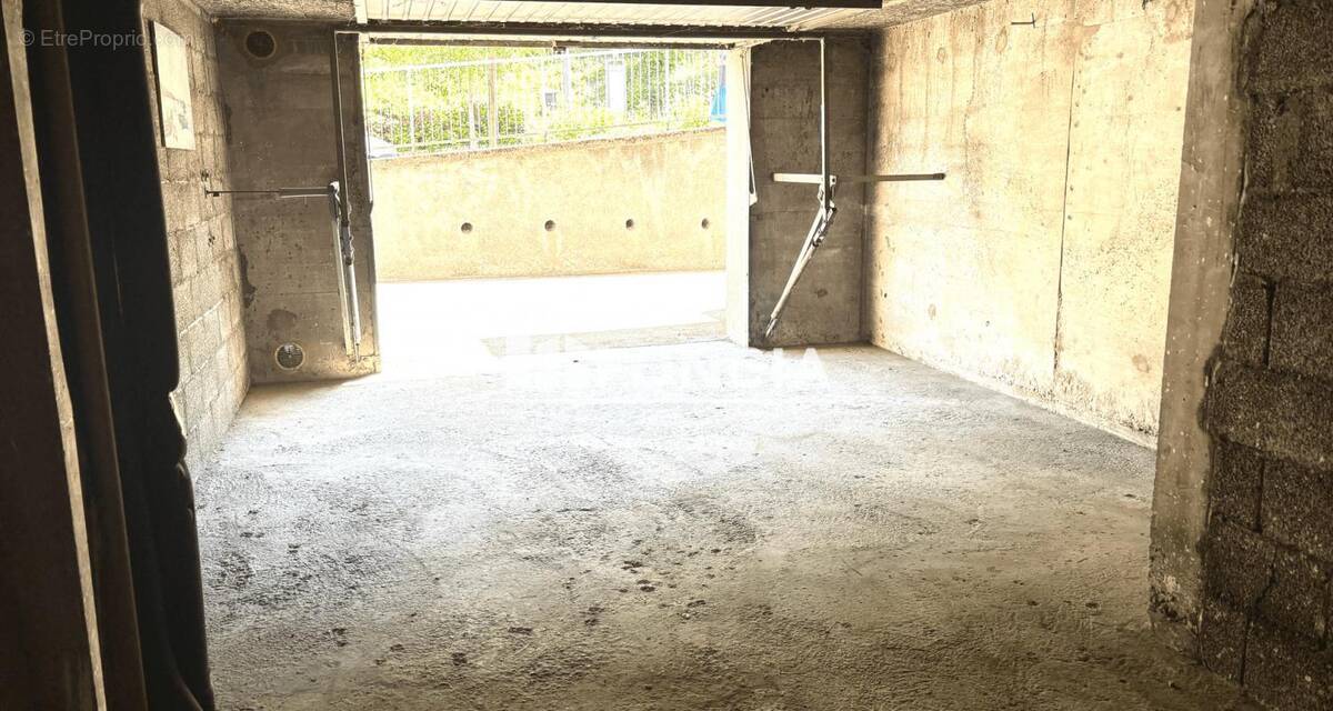 Parking à LYON-9E