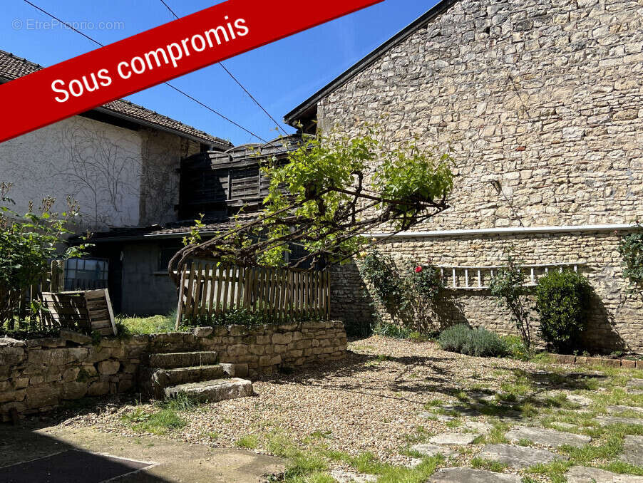 Maison à LUCENAY