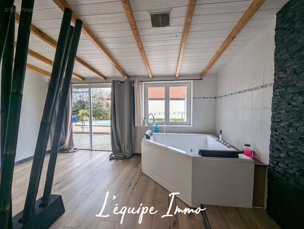 Maison à MONTAIGUT-SUR-SAVE