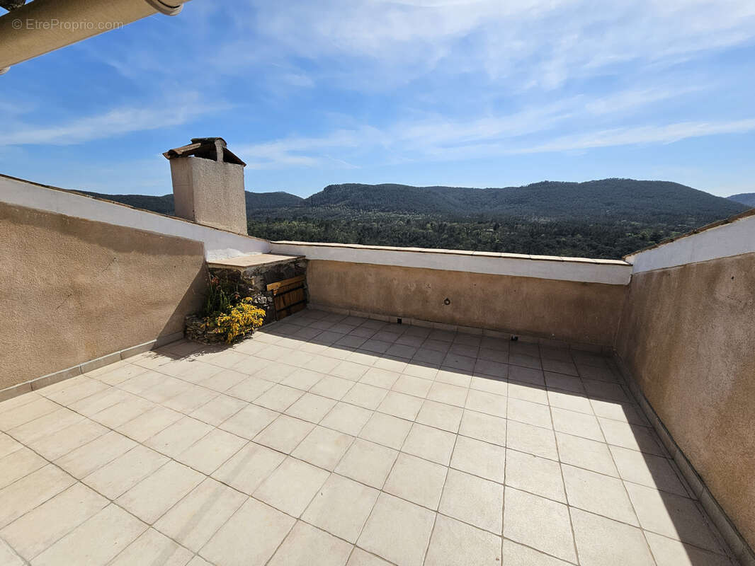 Appartement à BAGNOLS-EN-FORET