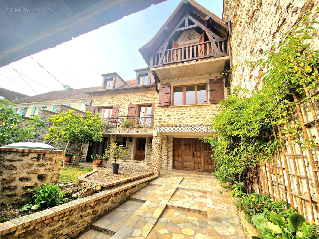 Maison à VILLENEUVE-LE-COMTE