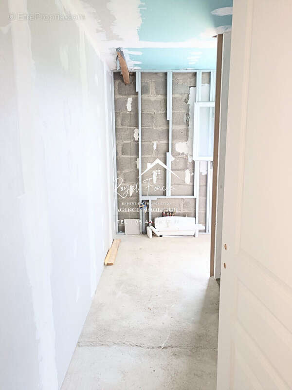 Salle d&#039;eau de 7.30m2. - Maison à OYRE