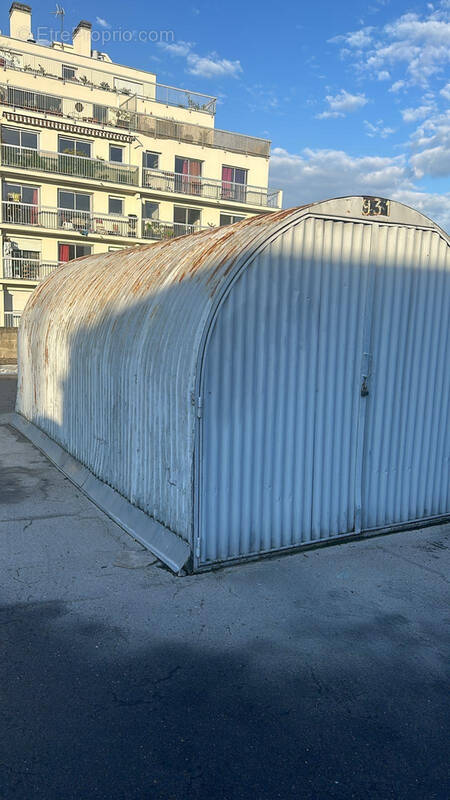 Parking à PARIS-18E