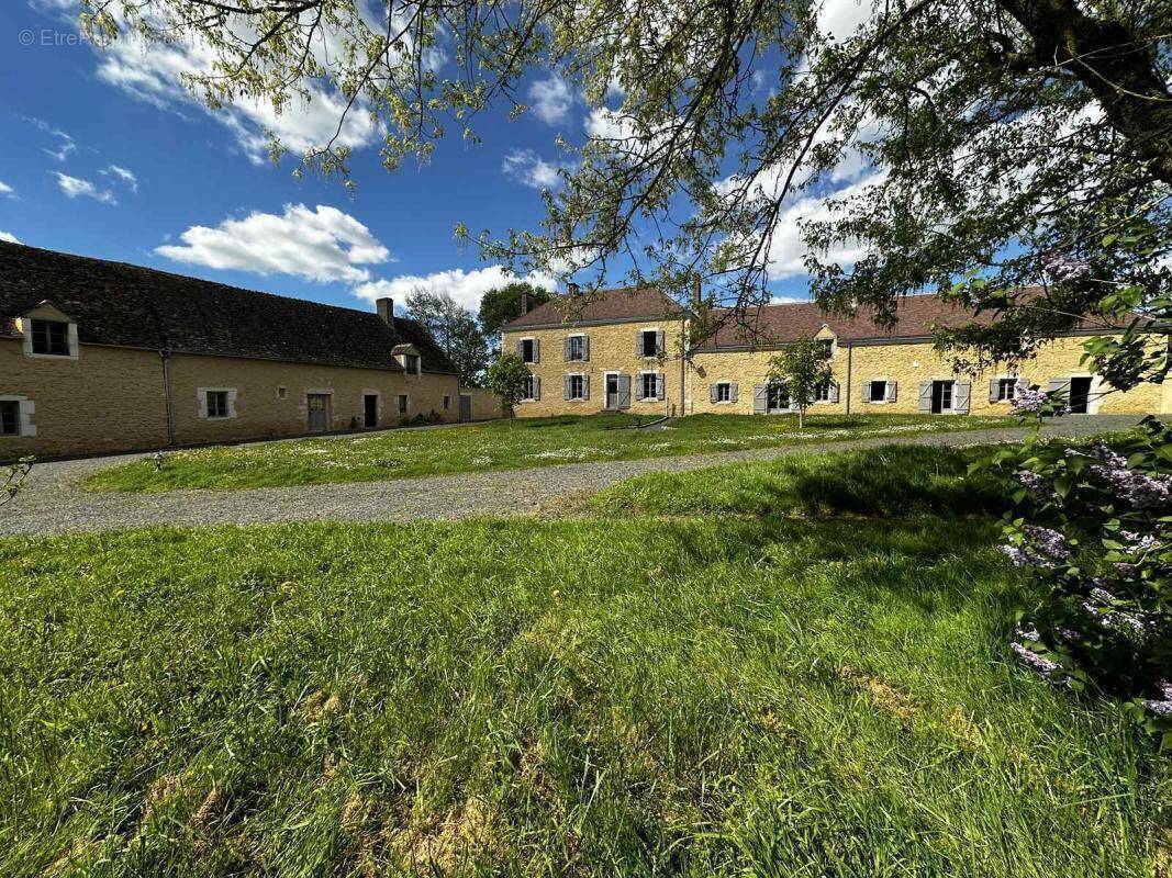 Maison à SAINT-COSME-EN-VAIRAIS