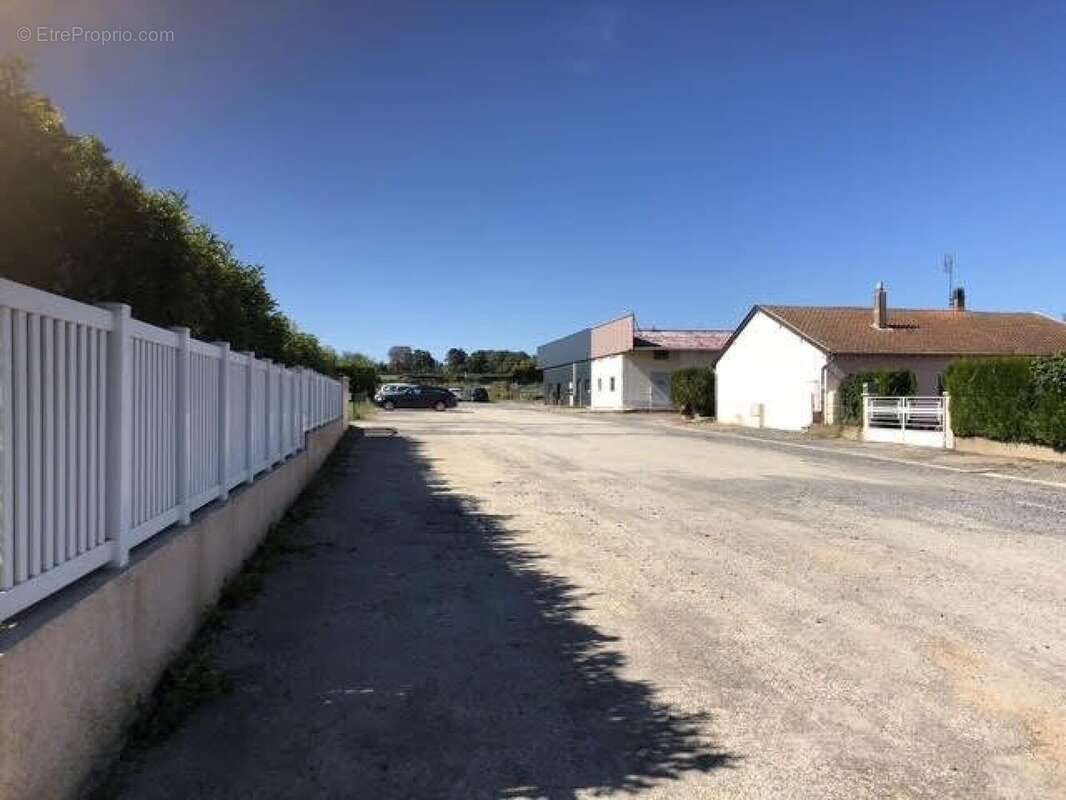 Photo 3 - Commerce à CHARNAY-LES-MACON