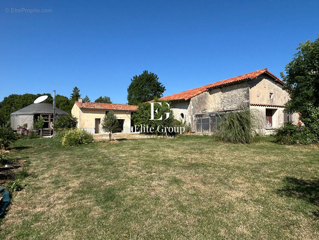 Maison à AUGE-SAINT-MEDARD