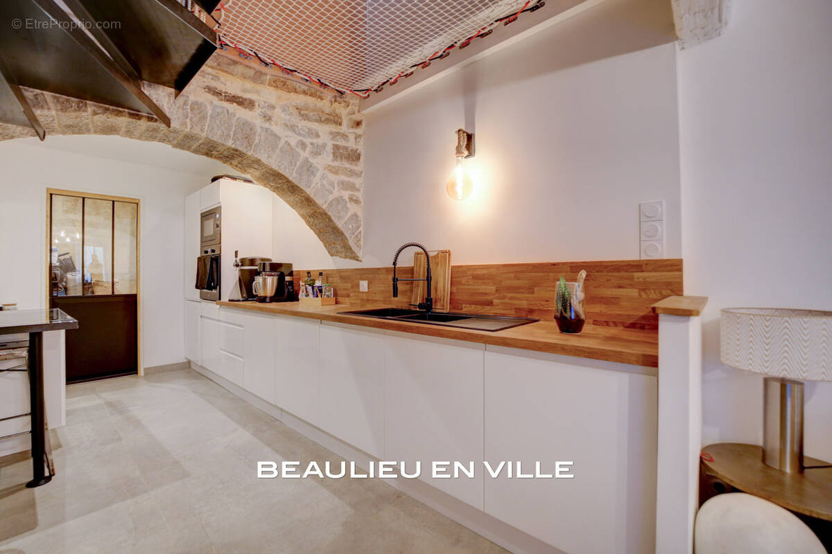 Maison à CEYRESTE