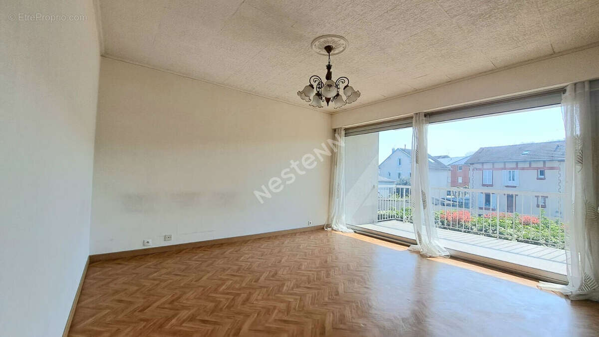 Appartement à EZANVILLE