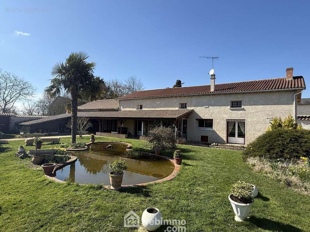Et un bassin d&#039;ornement. - Maison à MASSOGNES
