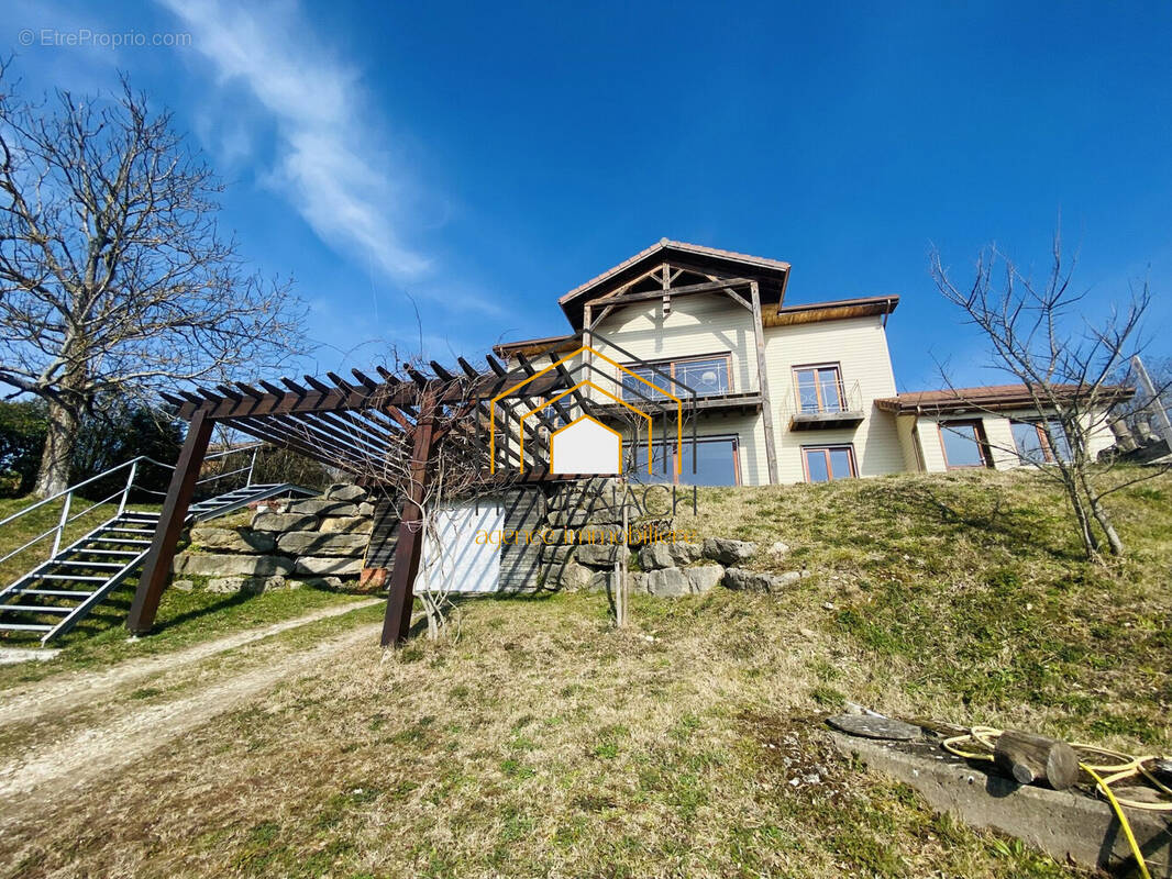 Maison à LA TOUR-DU-PIN