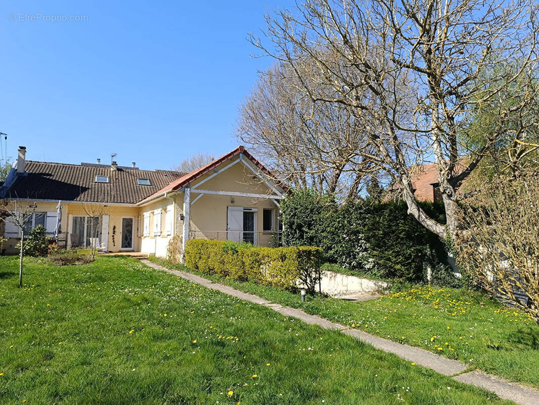 Maison à LES CLAYES-SOUS-BOIS