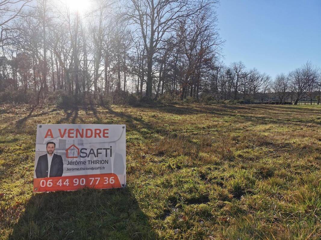 Photo 1 - Terrain à SAINT-SAVIN
