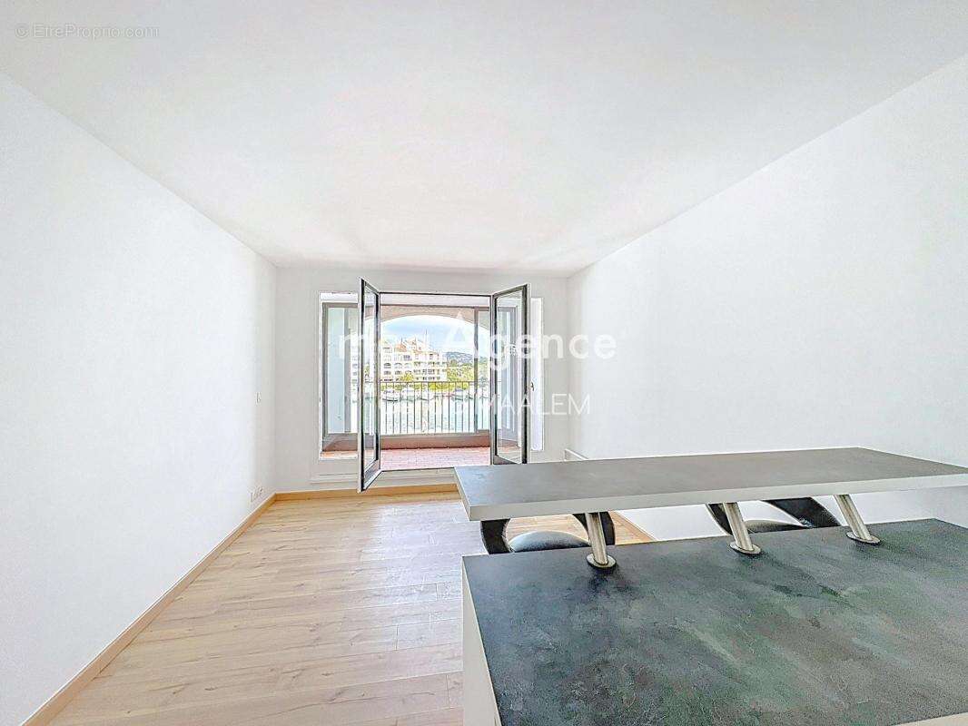 Appartement à COGOLIN