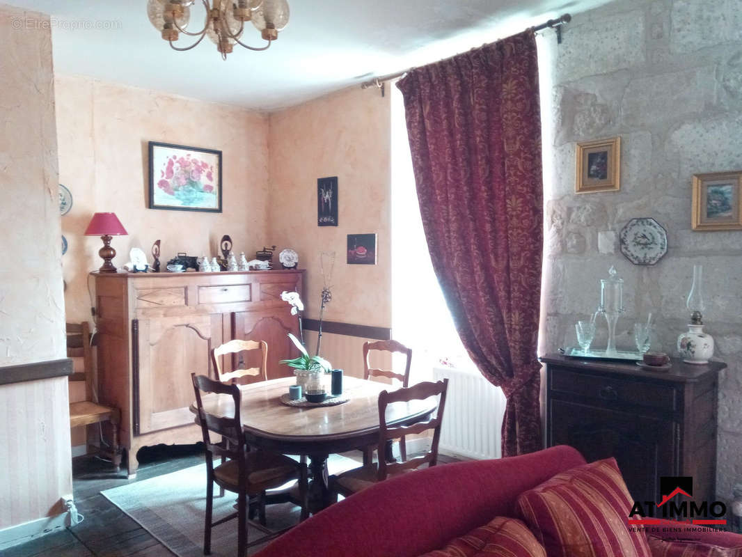 Salle à manger - Maison à AUBETERRE-SUR-DRONNE