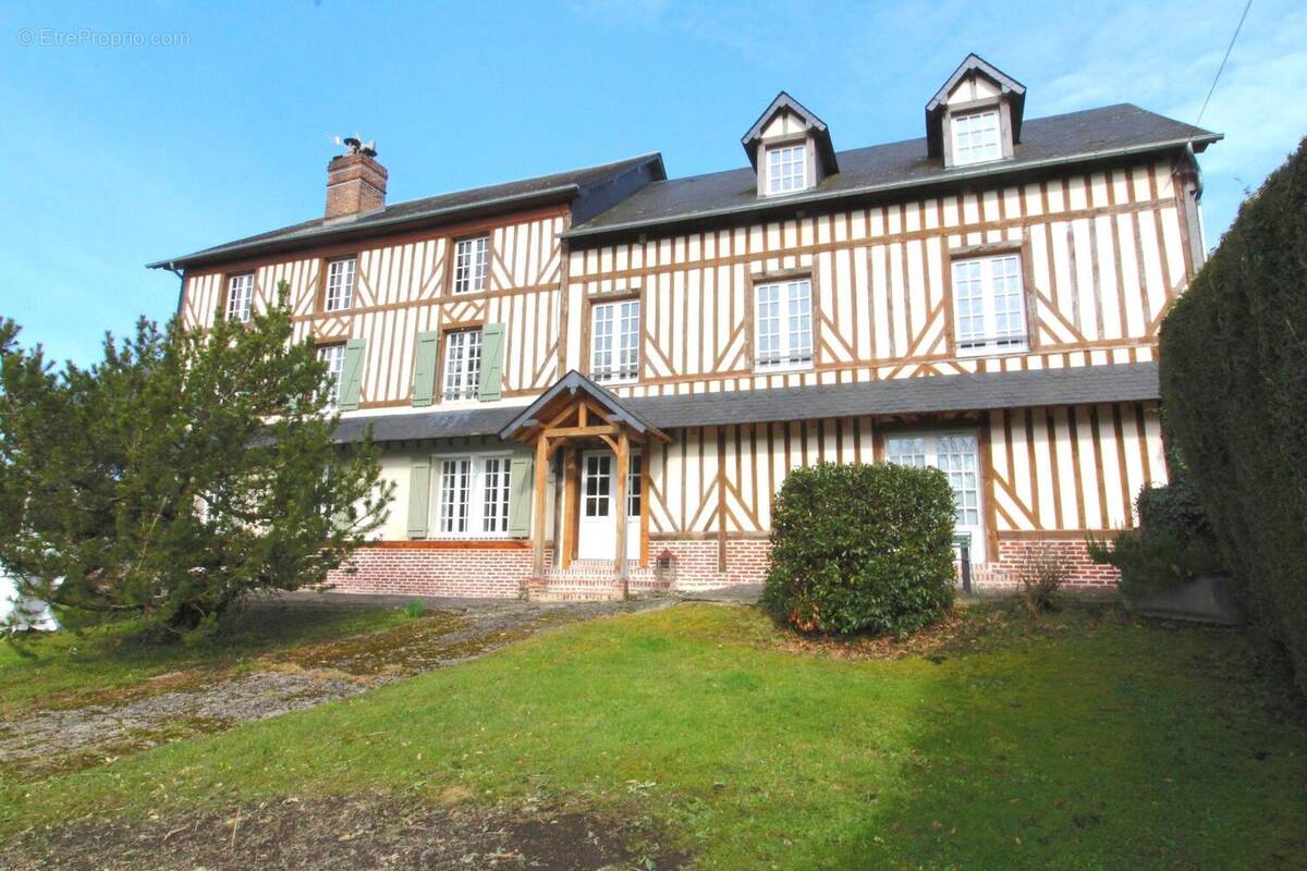 MANOIR Façade avant - Autre à CAMBREMER