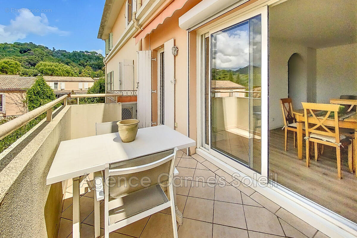 Appartement à LA ROQUETTE-SUR-SIAGNE