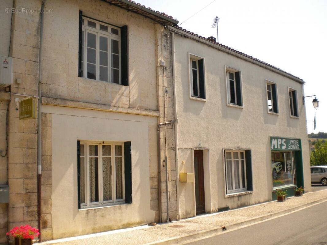 Maison à COURGEAC