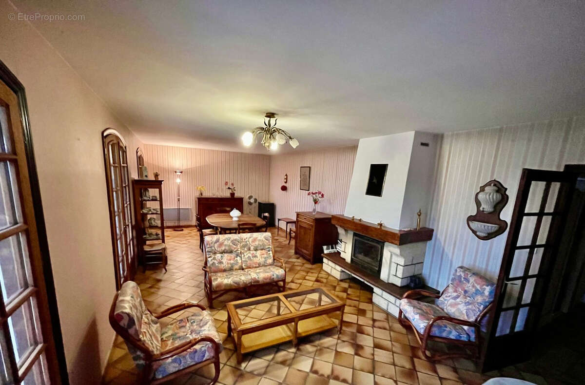Maison à GENSAC-LA-PALLUE