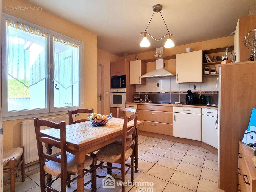 La cuisine aménagée et équipée de 12 m2, - Maison à MIGNE-AUXANCES