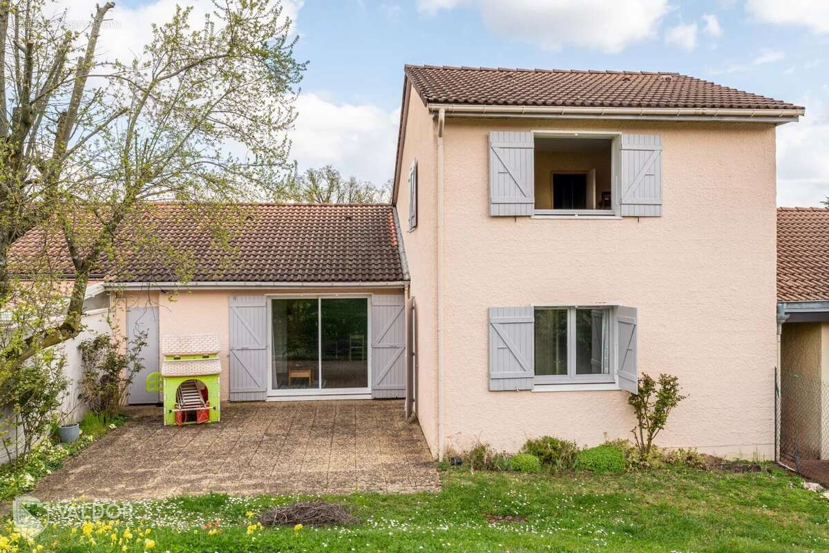 Maison à CHAZAY-D&#039;AZERGUES