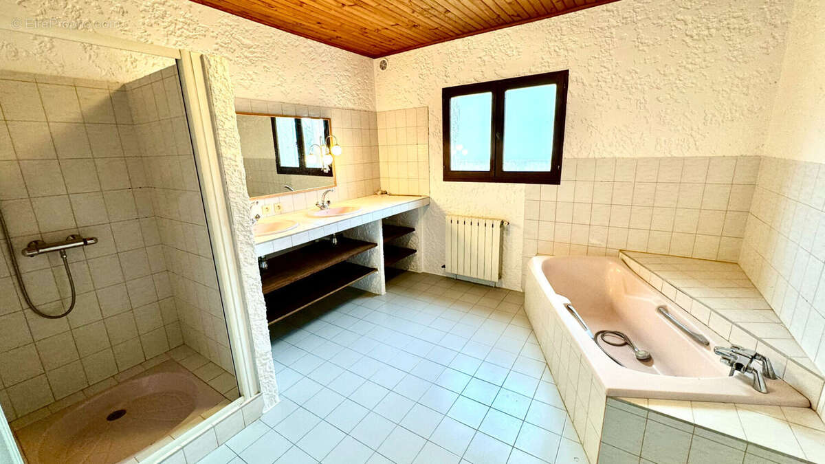 Maison à ENTRAIGUES-SUR-LA-SORGUE